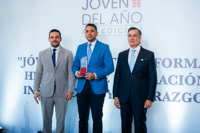  Ministro de la Juventud, Carlos Valdez, es reconocido en la XIII Edición del Premio Joven del Año