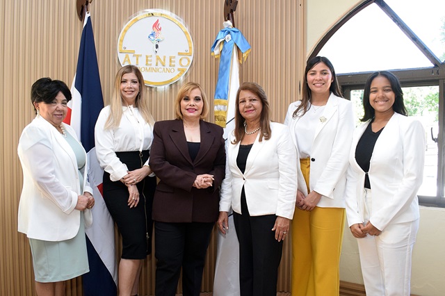  Organizan almuerzo ejecutivo como regalo de Reyes para 130 estudiantes meritorias