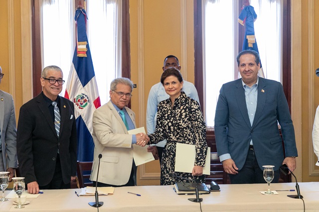  Gobierno firma acuerdo con el Colegio Médico Dominicano tras amenaza de huelga de hambre