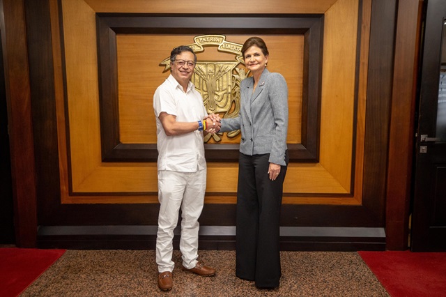  Raquel Peña recibe al presidente Gustavo Petro durante escala en República Dominicana