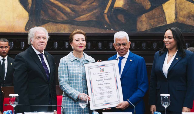  Senado de la República reconoce a Melba Segura de Grullón por destacada labor en el desarrollo social