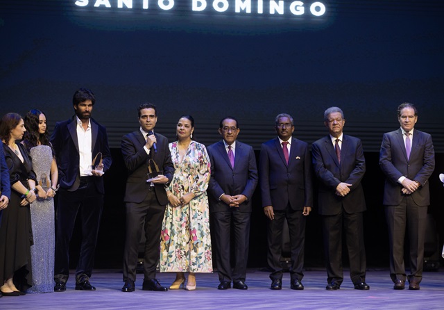  Fernando Santos Díaz recibe el reconocimiento Pericles Mejía en el Festival de Cine Global de Santo Domingo