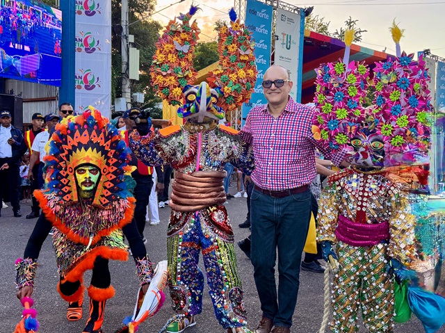  Santiago da inicio a su carnaval: un desfile de cultura, familia y diversión