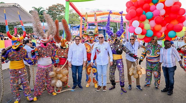  Color, música y alegría en el tercer domingo del Carnaval de Santiago