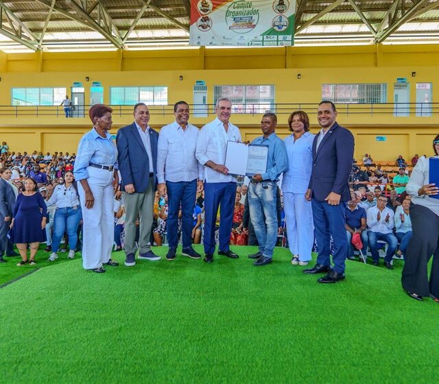  Presidente Abinader y Víctor D’Aza entregan 1400 títulos de propiedad en Monte Plata
