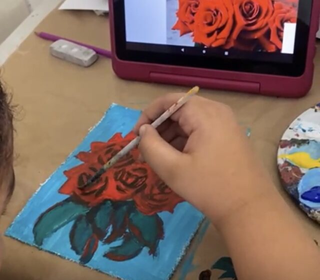  Niñas pintan con el corazón en honor a las madres