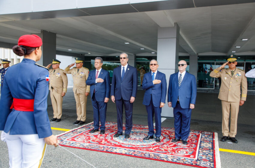  Presidente Abinader y los ex presidentes Mejía, Fernández y Medina se encuentran reunidos en la sede del Ministerio de Defensa