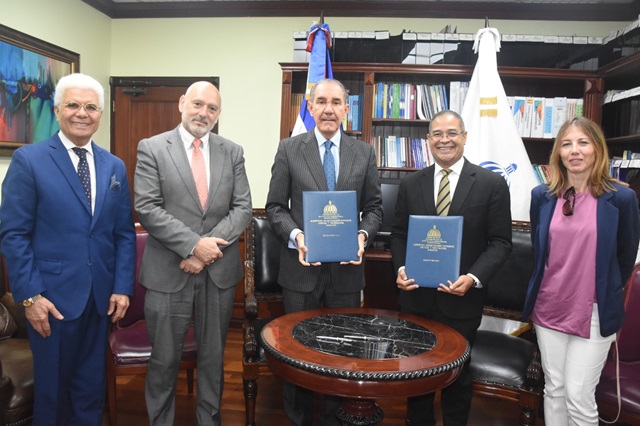  MESCyT firma acuerdo para becas con Universidad Dominicana San Valero