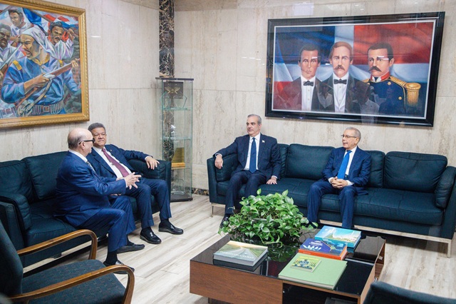  Presidente Abinader y ex presidentes Fernández, Medina y Mejía acuerdan política común sobre Haití y la seguridad nacional