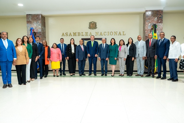  Senado de la República Dominicana y Parlamento de Jamaica firman acuerdo para el desarrollo de relaciones interparlamentarias