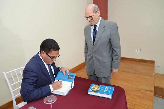  Enoé Domínguez lanza guía clave para emprendedores en tiempos fiscales desafiantes