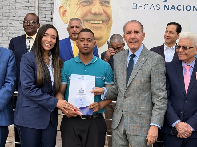  MESCyT entrega 603 becas internacionales a beneficiarios que cursarán programas de maestrías en el extranjero