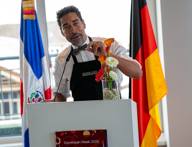  Oscar Abreu emociona a Hamburgo con un poderoso performance pictórico