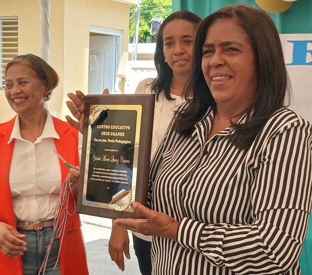  Escuela Cruz Grande de Villa Mella reconoce trayectoria de maestra Ysabel Quiroz