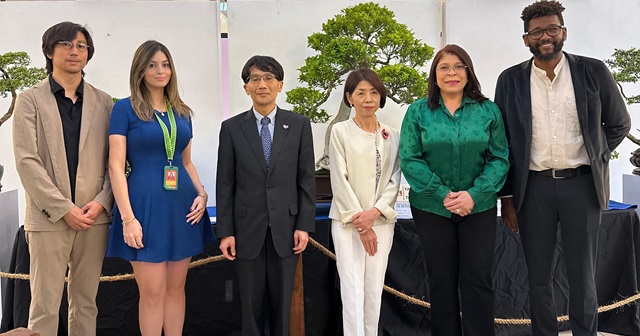  58 árboles de diferentes especies encabezaron la Exposición Nacional de Bonsái en Ágora