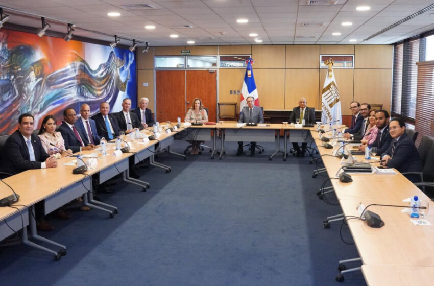  Gobernador Valdez Albizu se reúne con la junta directiva de la Asociación de Inversión Extranjera