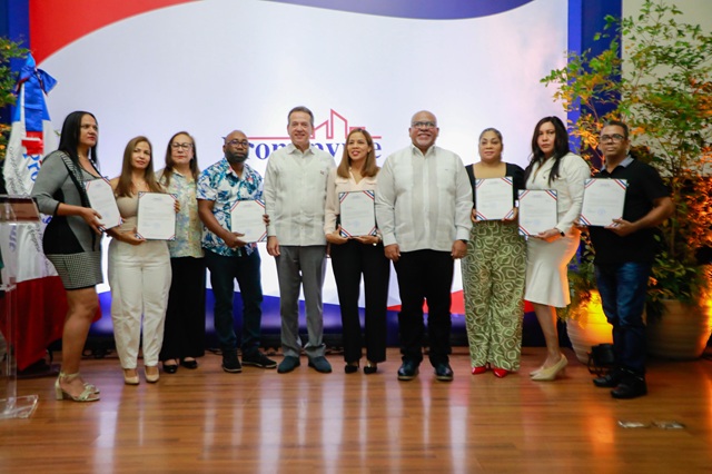  Gobierno entrega RD$110 millones en créditos a 500 microempresarios de Santiago a través de Promipyme