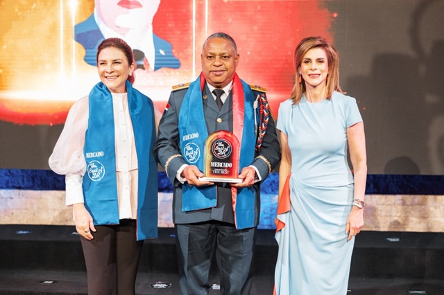  Intendente del Cuerpo de Bomberos del DN recibe premio The Best of The Best de Revista Mercado