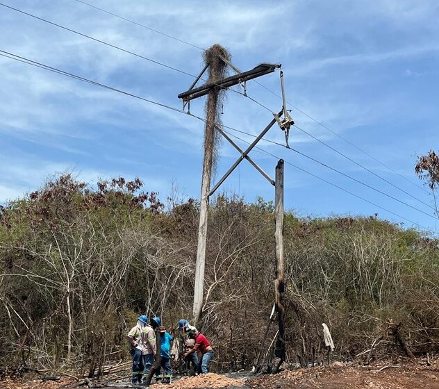  Edesur cambia estructura eléctrica dañada por incendio y restablece servicio en comunidades de Barahona