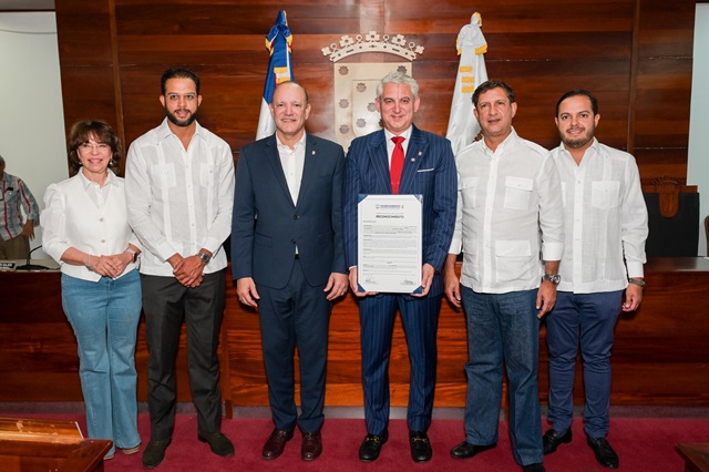  Concejo de Regidores de Santiago reconoce al doctor David B. Samadi como «Hijo Adoptivo»