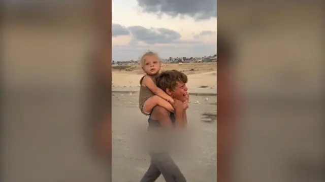  La historia detrás de la imagen viral de un niño palestino que lleva cargando a su hermanito tras ser desplazado en Gaza
