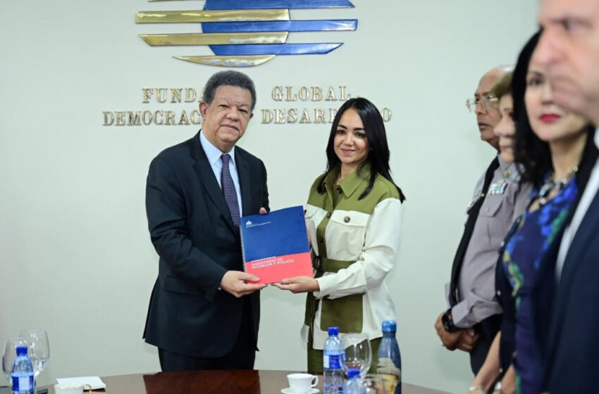  Leonel Fernández recibe a ministra de Interior y al director de la Policía con anteproyecto de reforma policial