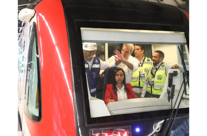  Presidente Abinader se monta en la Línea 2C del Metro durante prueba dinámica