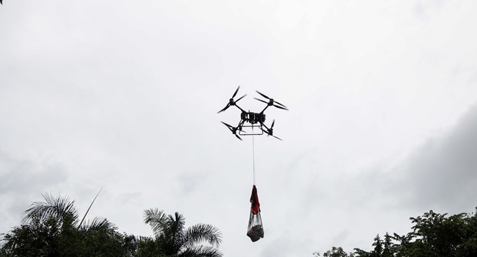  Drones del 911 llevan alimentos a familias incomunicadas por el huracán Melissa en La Victoria
