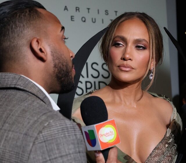  Dominicano Bryan Mejía entrevista a Jennifer López en la premier de “El Beso de la Mujer Araña”