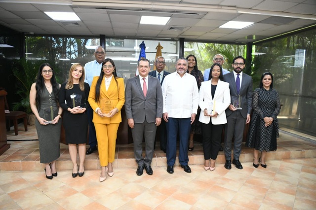  CE-IESPEC ponen en circulación “Compendio de Ensayos en Materia Electoral y del Estado Civil” del “Tercer Concurso Nacional de Ensayo: Democracia e Identidad 2024”