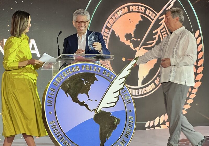  Le dedicó galardón a bala que no llegó”: Daniel Coronell recibe el Gran Premio SIP a la Libertad de Prensa