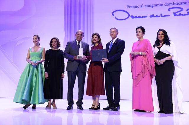  Líder comunitario Augusto Taveras gana Premio al Emigrante Dominicano Oscar de la Renta