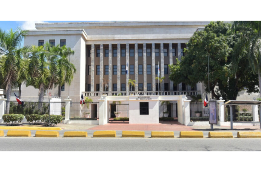  Ministerio de Educación informa suspensión de docencia en todo el país