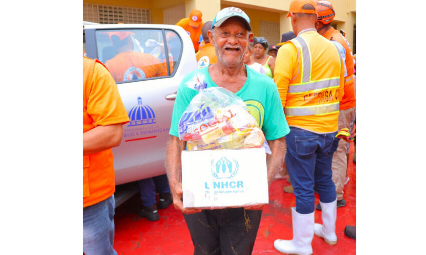  Defensa Civil y ACNUR entregan kits de cocina y alimentos a familias albergadas y afectadas por huracán Melissa