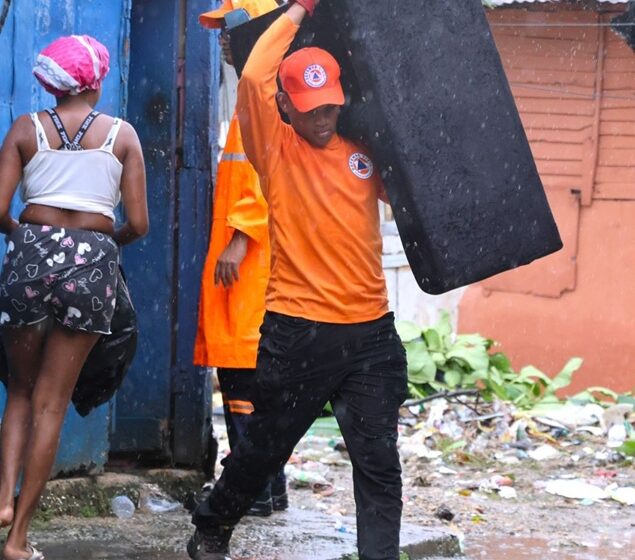  Defensa Civil ayuda a familias en el traslado de ajuares por inundaciones de Melissa