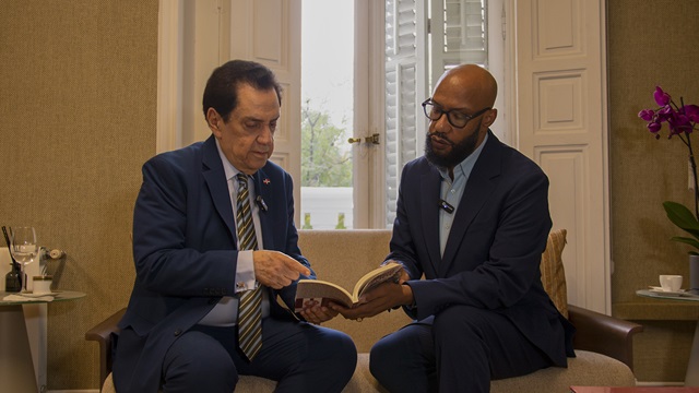  El Embajador dominicano en España, Tony Raful, recibe libro “Cuando la Vida nos Sacude” de manos de su autor Juan Rojas
