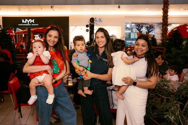  Ágora celebra la Navidad con el Árbol que Canta y Regala Sonrisas
