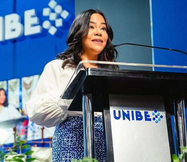  UNIBE reconoce a Yomayra Martinó como egresada destacada en ceremonia de graduación 2025