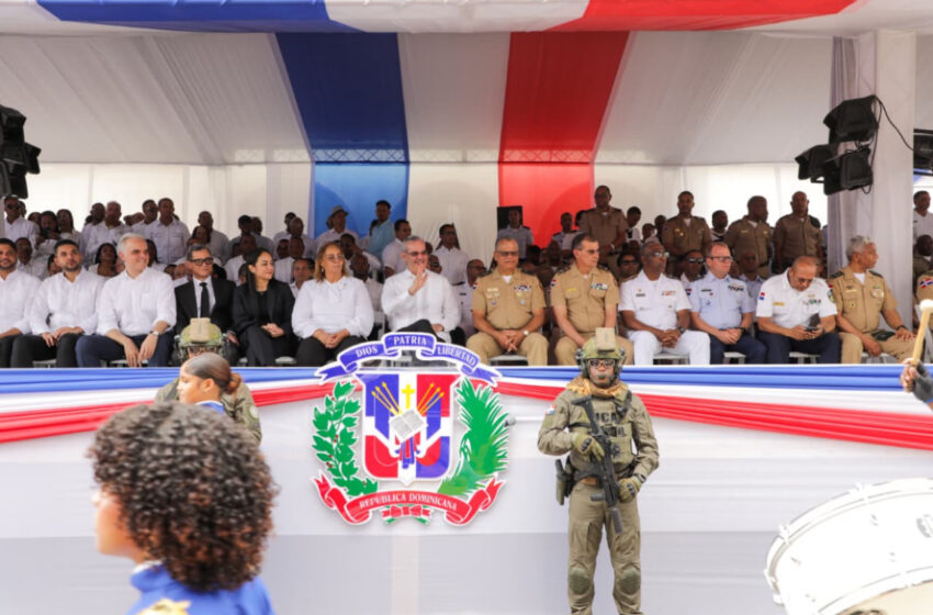 Presidente Abinader encabeza desfile estudiantil, cívico-militar y policial por el 181 aniversario de la Constitución dominicana
