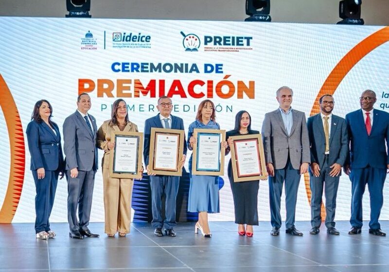  Entregan Premio a la Evaluación e Investigación Educativa Transformadora