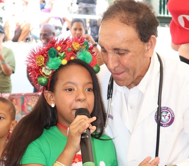  Cientos de niños reciben juguetes de Fundaciones Cruz Jiminián y Lama