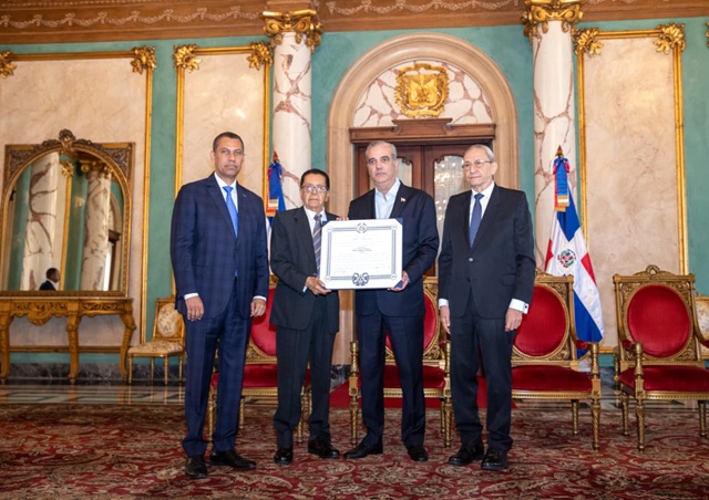  Presidente Abinader concede condecoración póstuma al periodista Orlando Martínez Howley en la Orden del Mérito Duarte, Sánchez y Mella