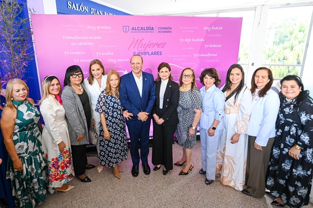  Ayuntamiento de Santiago reconoce a 25 Mujeres Ejemplares, encabezadas por la vicepresidenta Raquel Peña