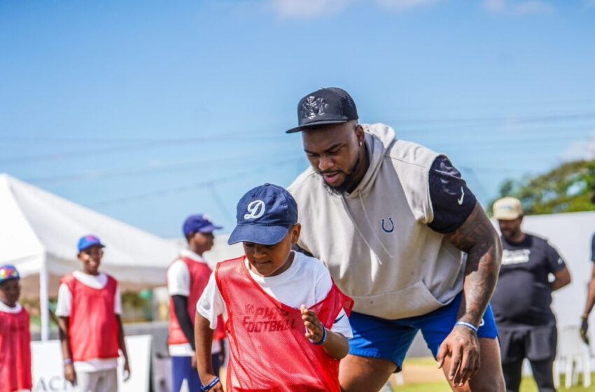  INEFI y la NFL hacen historia: Byron Matos lidera clínica de Flag Football para cientos de estudiantes dominicanos