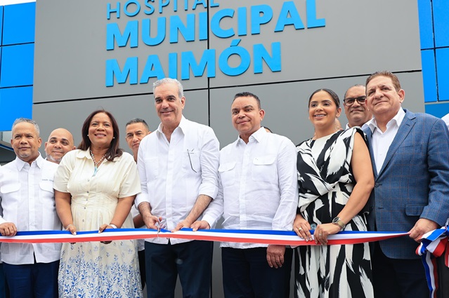 Abinader junto al director del SNS entrega remozado y ampliado el Hospital Municipal de Maimón