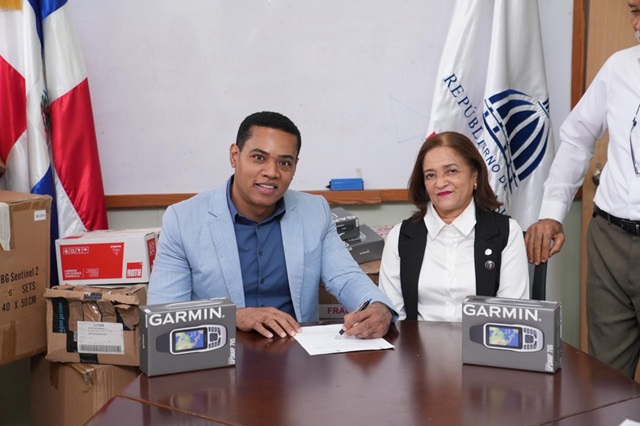  Ministerio de Energía y Minas entrega equipos a la UASD para fortalecer las investigaciones sobre el control del mosquito transmisor del dengue