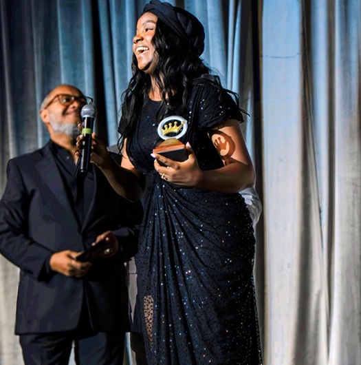  Raisa Díaz conquista el Premio Galardón a Canción del Año con «Hay Una Palabra»