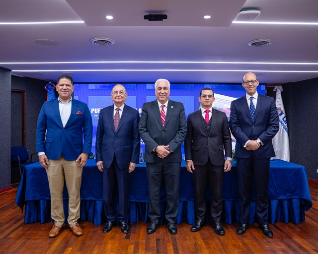  El economista Opinio Álvarez Betancourt presenta obra que recoge 40 años de pensamiento económico dominicano en la Universidad APEC