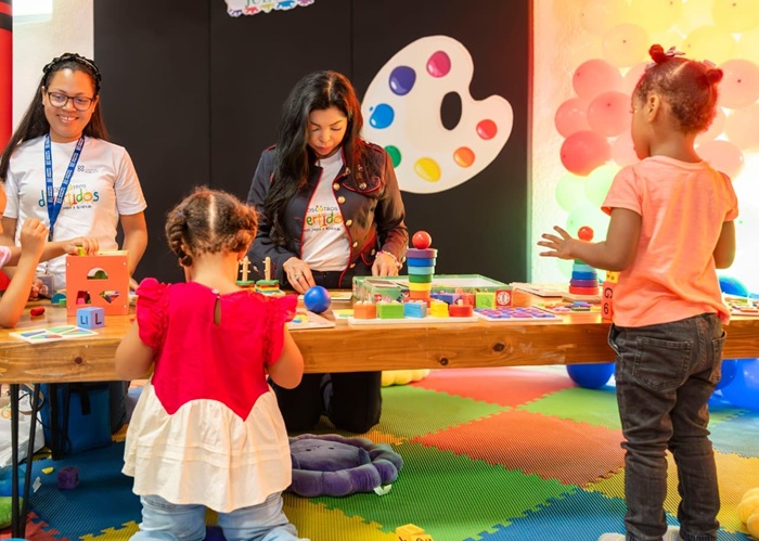  Pinceles, pinturas, papel y trazos creativos en el campamento de verano “Nosotros Divertidos” de la Procuraduría General