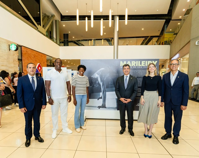  Marileidy Paulino recorre exposición fotográfica que rinde homenaje a su trayectoria